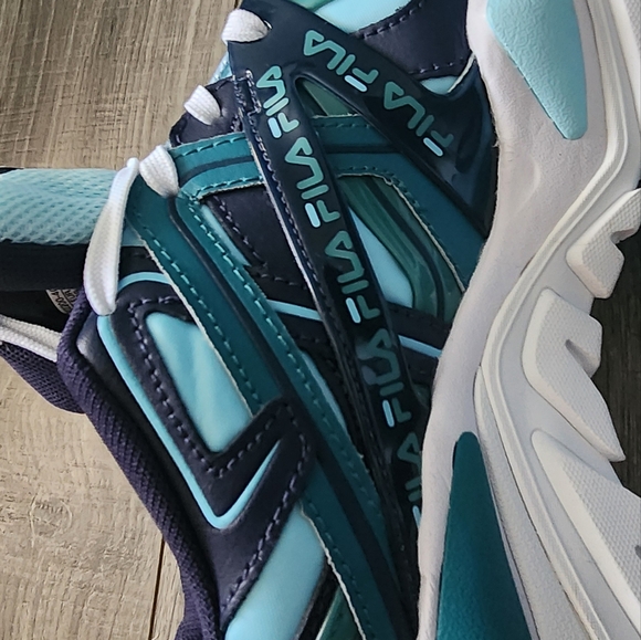 Fila bran new size 8 tennis shoes - Picture 3 of 4